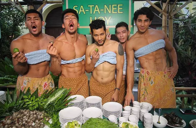 泰国餐厅招了一批猛男做服务员，穿着亮瞎双眼 - 51虹马