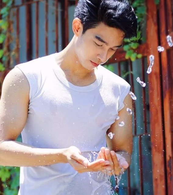 看点∣网红小鲜肉男模姿势太撩人，满屏好肉太惹火！ - 51虹马