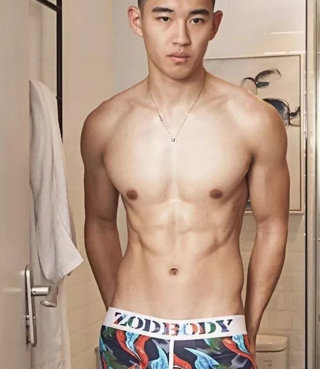 短发痞帅体育生，六块腹肌超大私拍 - 51虹马