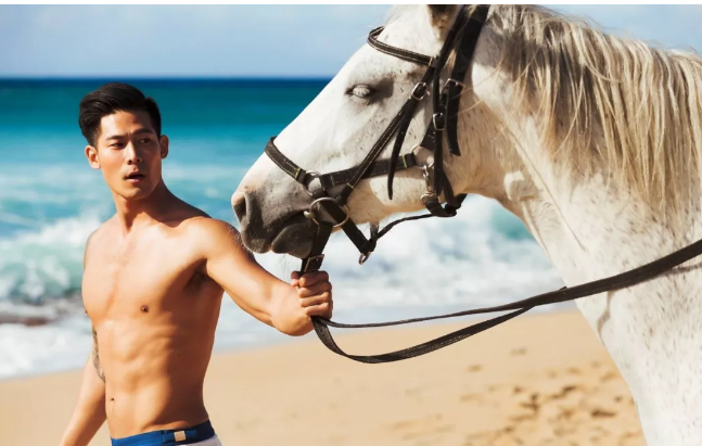 看点∣大胸筋肉帅哥海边脫衣拼性感好身材，荷尔蒙の味ル有点大~ - 51虹马