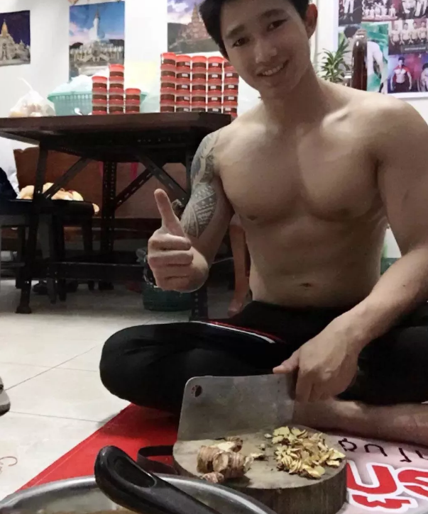 村口赤膊干活的野蛮弟弟 - 51虹马