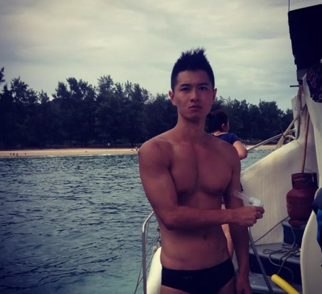 捕获一枚赤身打网球的肌肉男！看得好热 - 51虹马