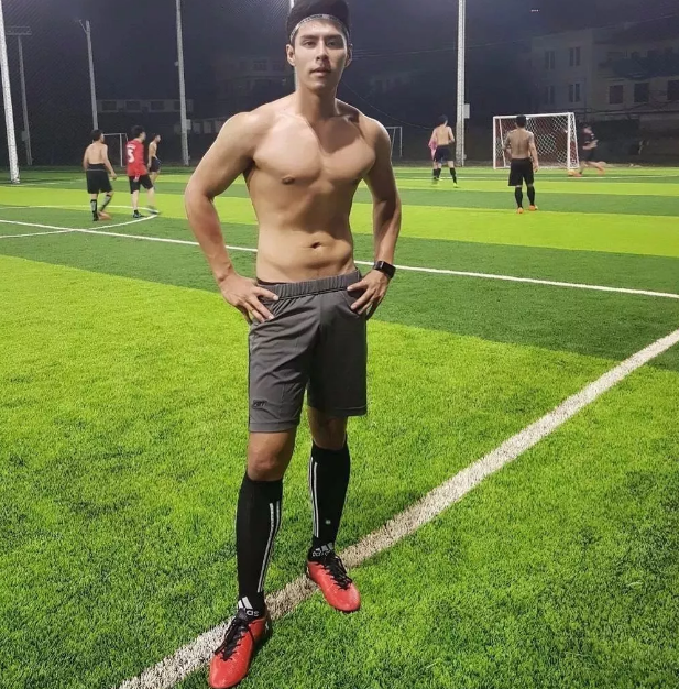 看似威风的足球运动小哥，私下却被哥们欺负 - 51虹马