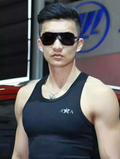 退伍兵哥去当车模,牛仔裤大包引关注! - 51虹马 退伍兵哥去当车模,牛仔裤大包引关注! - 51虹马