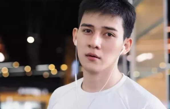 正装制服不禁欲 天菜鲜肉粉嫩蜜胸更诱人 - 51虹马