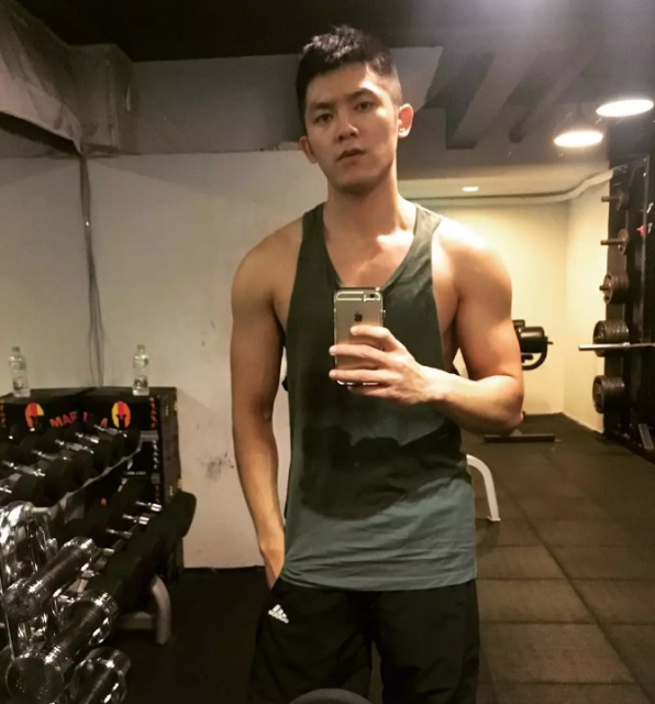 肌肉篮球帅哥当男模竟被男人抹油！ - 51虹马