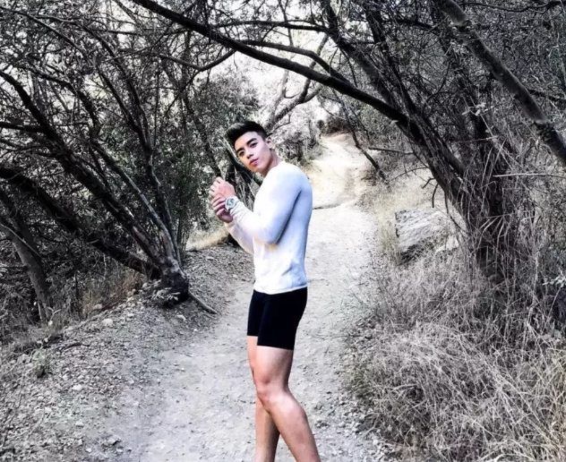 看点∣大胸长腿筋肉男下海晒好肉，这个前凸后翘的泳裤帅哥有亮点哦！ - 51虹马