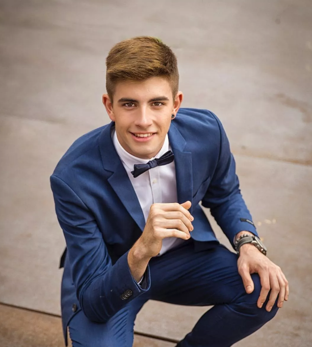 全球同志先生19岁人气选手，扒到了他饱满床照 - 51虹马