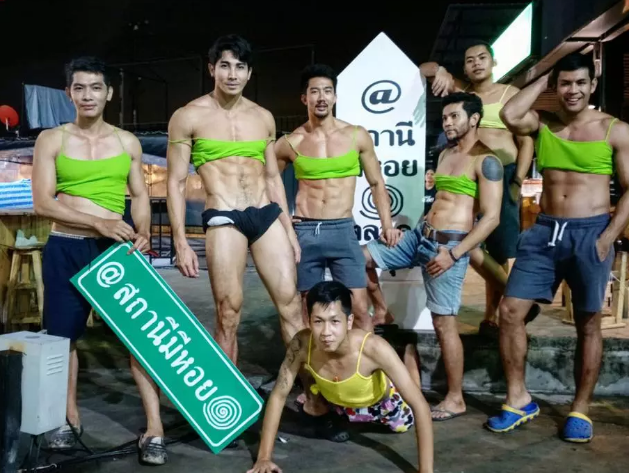 泰国餐厅招了一批猛男做服务员,穿着亮瞎双眼 - 51虹马 泰国餐厅招了一批猛男做服务员,穿着亮瞎双眼 - 51虹马