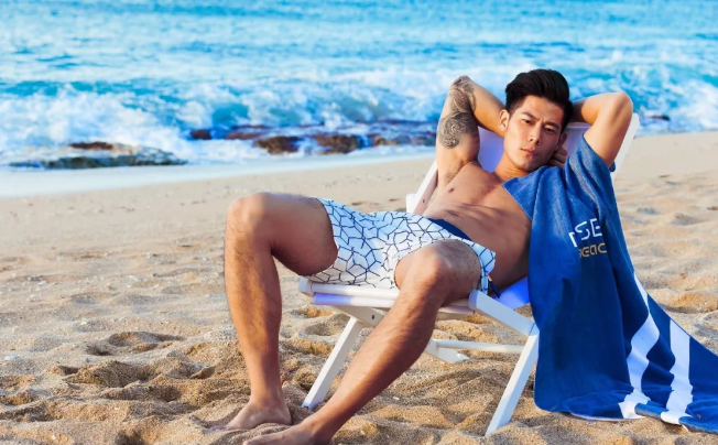 看点∣大胸筋肉帅哥海边脫衣拼性感好身材，荷尔蒙の味ル有点大~ - 51虹马