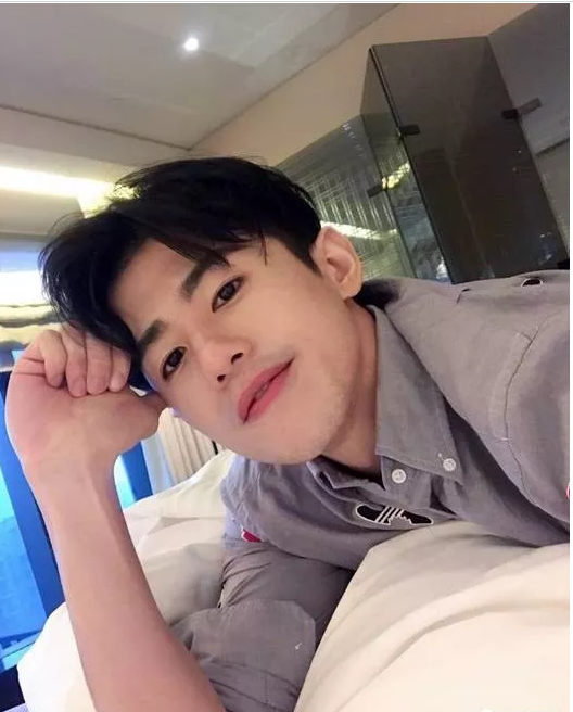 露肉视频男主浴室自.扒 性感帅哥玩刺激 - 51虹马