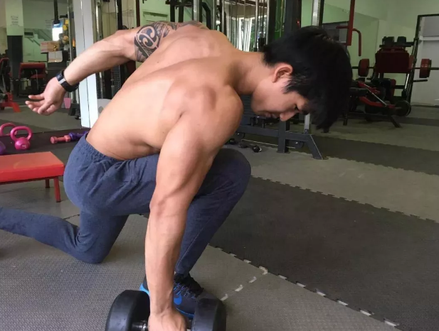 村口赤膊干活的野蛮弟弟 - 51虹马