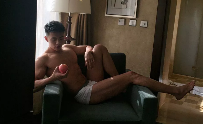 健身私教拍性感写真发饱满裤裤照吸引学员？ - 51虹马