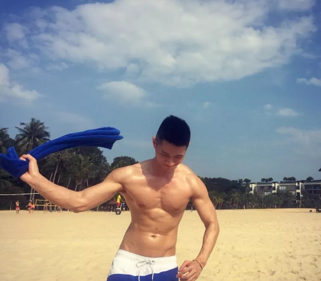 捕获一枚赤身打网球的肌肉男！看得好热 - 51虹马