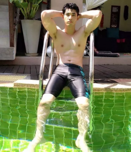 看似威风的足球运动小哥，私下却被哥们欺负 - 51虹马