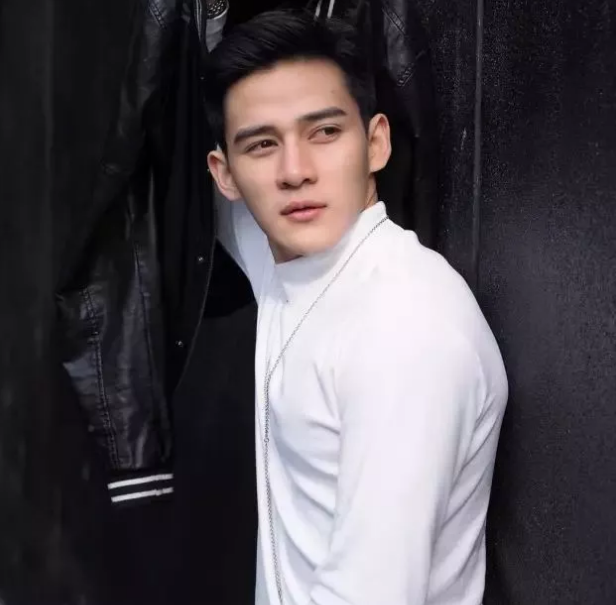 正装制服不禁欲 天菜鲜肉粉嫩蜜胸更诱人 - 51虹马