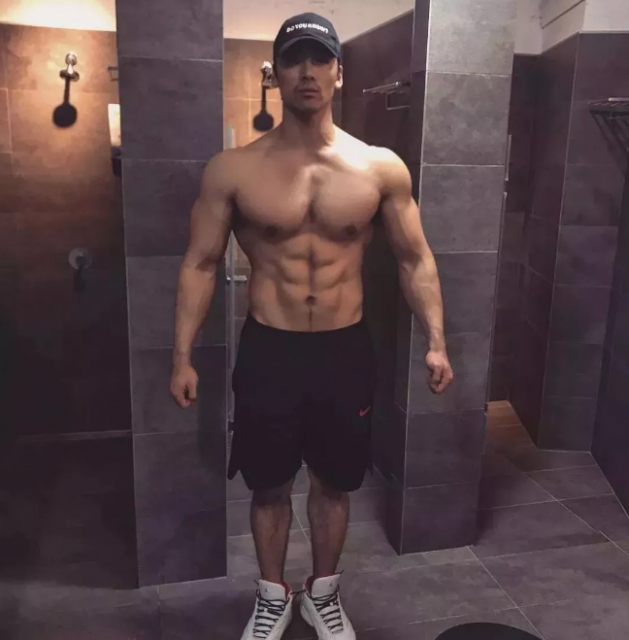 目的地酒吧的GOGO-BOY，沉醉在他的胸肌不能自拔 - 51虹马