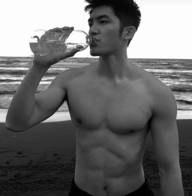 肌肉篮球帅哥当男模竟被男人抹油！ - 51虹马