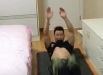 退伍兵哥哥在卧室教你怎么练腹肌！-51虹马