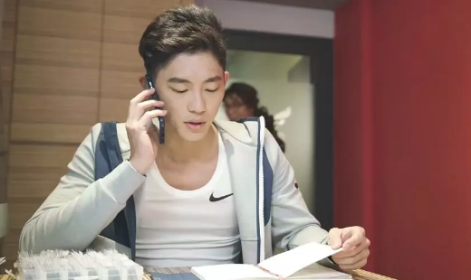 看点∣能飙车能演广告的筋肉体育生，还是身材迷人的鲜肉弟弟！-51虹马