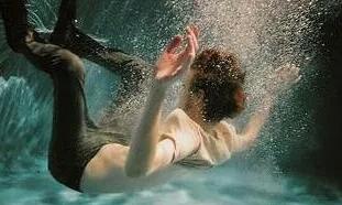 两个男孩和保险T-51虹马