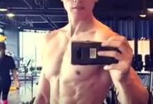 舔舔舔 一波腹肌帅男露....肉撩~-51虹马