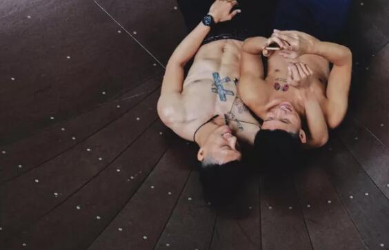 和发小动静太大 把床弄塌了-51虹马