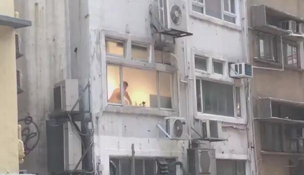 公寓啪啪引满街围观 最后一幕让众人惊呼-51虹马