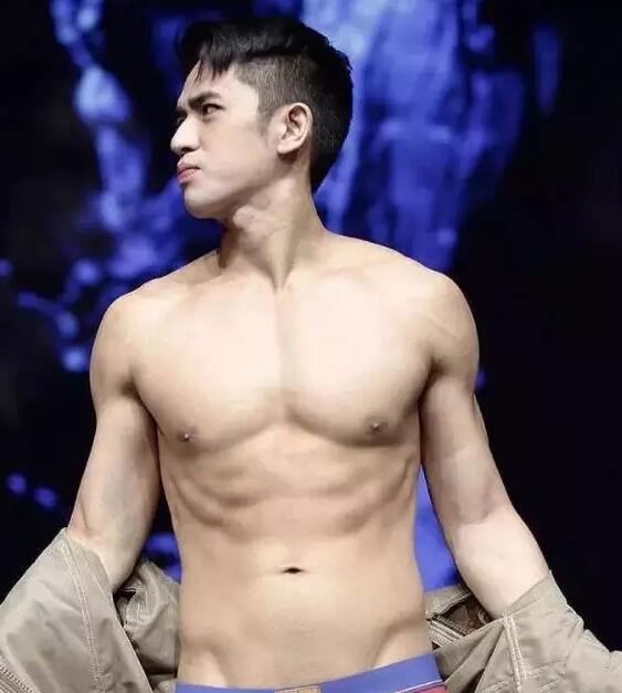 筋肉大胸边走边撩包很大的模特，居然是一脱成名的INS华裔？-51虹马