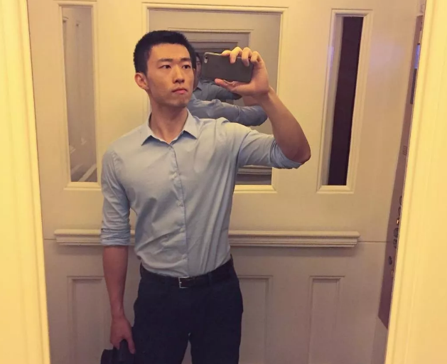 脱掉正装，他六块腹肌的公狗腰身材吓到我了-51虹马