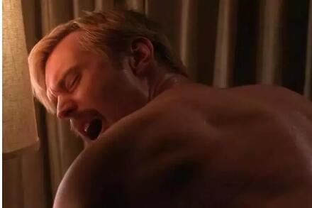 两名八岁男孩和成年大叔一起玩性游戏，成为男妓-51虹马