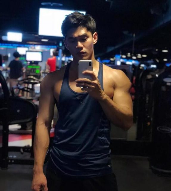 看点∣185.man货健体冠军“沖涼”照被疯传，天菜肌肉小将好“胸”！ - 51虹马