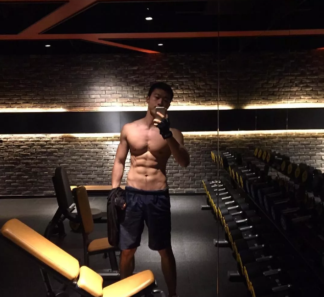 脱掉正装，他六块腹肌的公狗腰身材吓到我了 - 51虹马