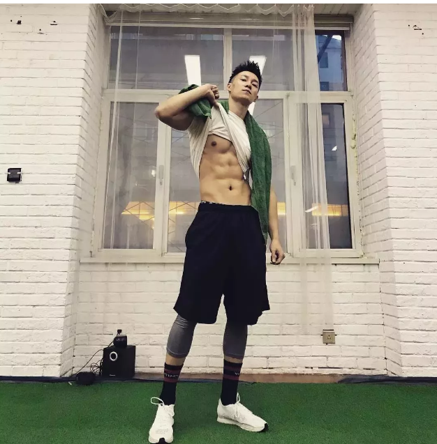 185的8块腹肌公狗腰东北爷们向云龙，了解一下 - 51虹马