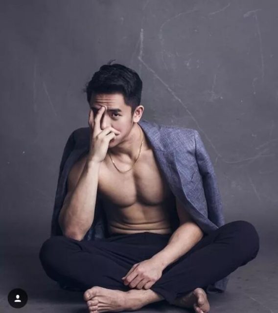 筋肉大胸边走边撩包很大的模特，居然是一脱成名的INS华裔？ - 51虹马