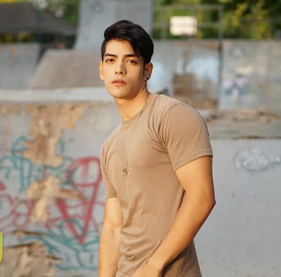 好惨！包很大网红被怼太像悲伤蛙，拍羞耻广告自证清白？ - 51虹马