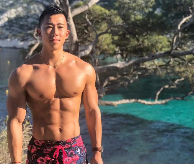 Gay的生活就是练好大胸翘臀，再去各地旅行？ - 51虹马