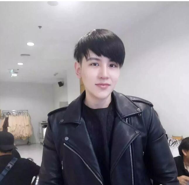 看点∣白嫩男模逆天胸肌还有沟，没有石更汉脸，也能男友力爆棚！ - 51虹马