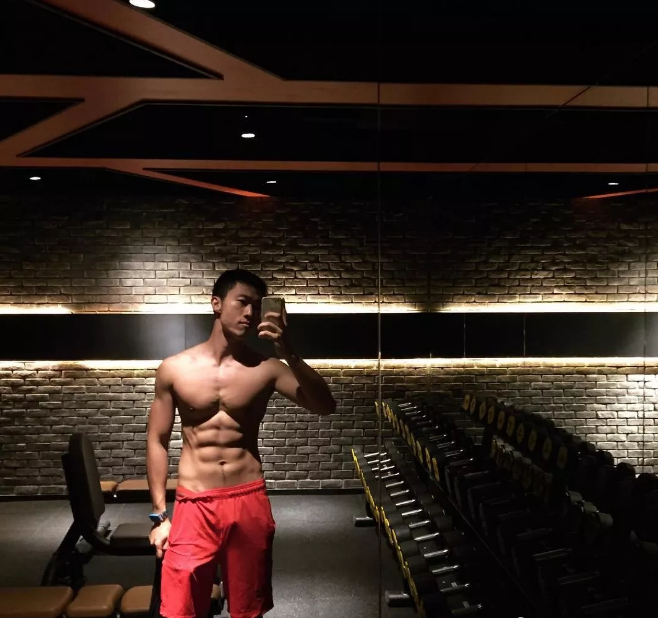 脱掉正装，他六块腹肌的公狗腰身材吓到我了 - 51虹马