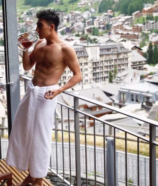 引众金主哄抢的189体育生，确实有点黑 - 51虹马