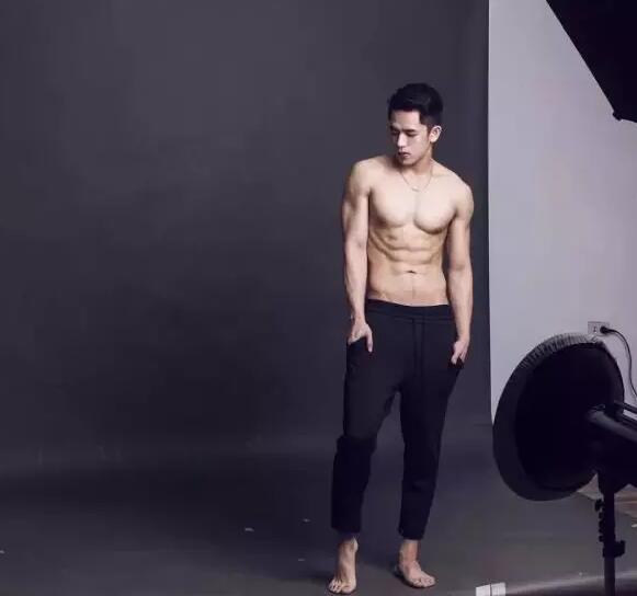 筋肉大胸边走边撩包很大的模特，居然是一脱成名的INS华裔？ - 51虹马