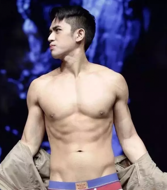 一脱成名的INS华裔网红模特，筋肉大胸边走边撩包很大！-51虹马