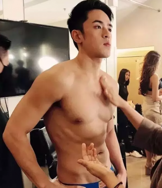 一脱成名的INS华裔网红模特，筋肉大胸边走边撩包很大！ - 51虹马