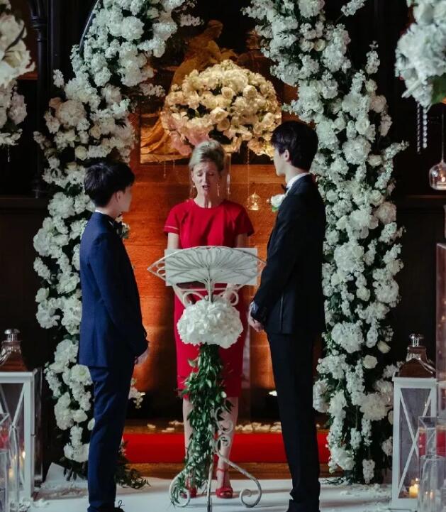 沈氏夫夫结婚，某高校拒绝同性恋，日本知名作家出柜… - 51虹马