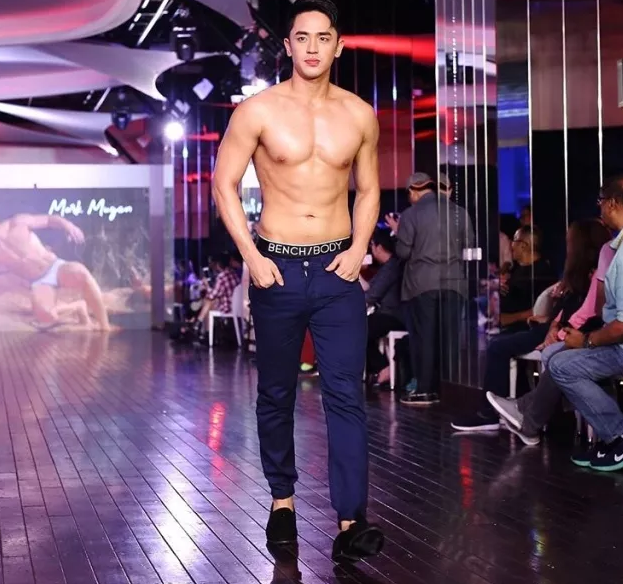 一脱成名的INS华裔网红模特，筋肉大胸边走边撩包很大！ - 51虹马