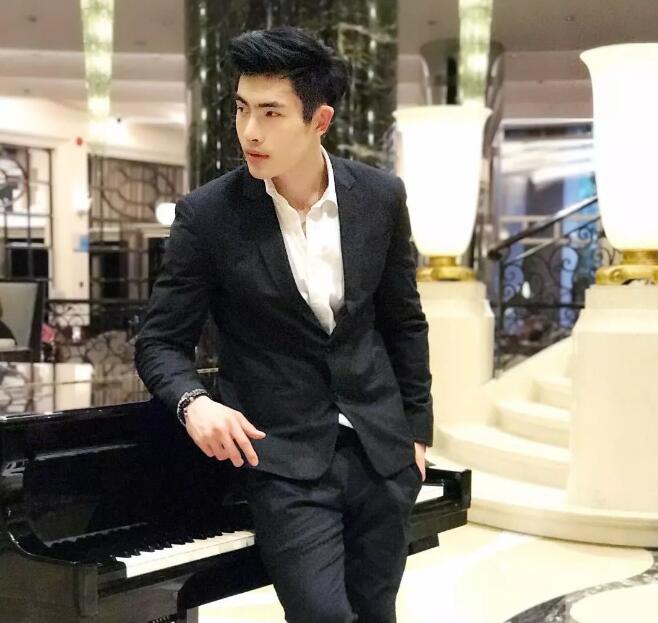 看点∣筋肉小哥的身材真的太sexxxxy了！面对这样的他没谁能不心动吧？ - 51虹马