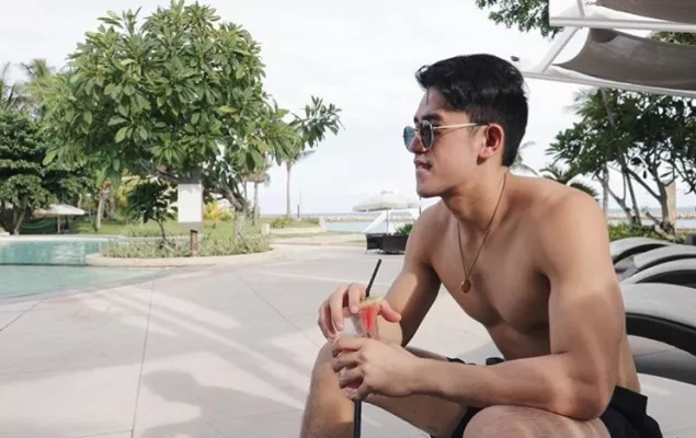 一脱成名的INS华裔网红模特，筋肉大胸边走边撩包很大！ - 51虹马