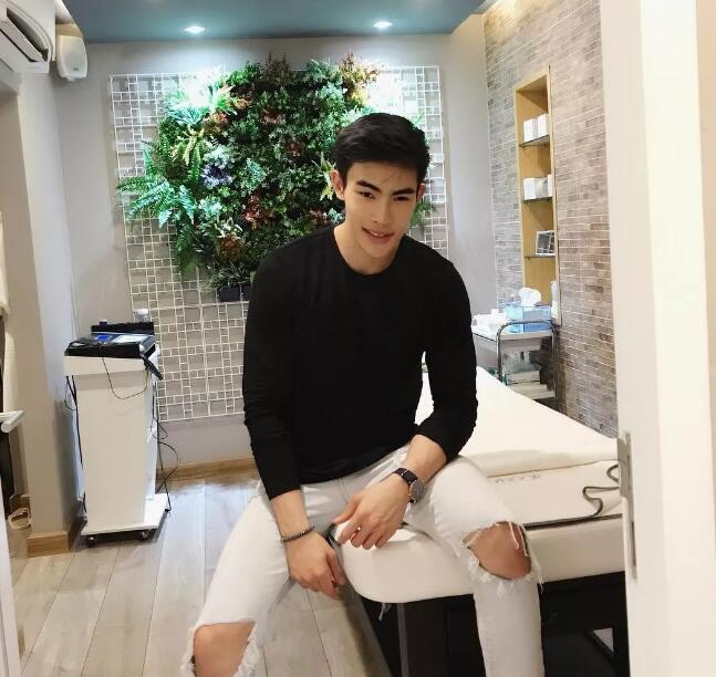 看点∣筋肉小哥的身材真的太sexxxxy了！面对这样的他没谁能不心动吧？ - 51虹马