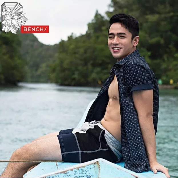 一脱成名的INS华裔网红模特，筋肉大胸边走边撩包很大！ - 51虹马