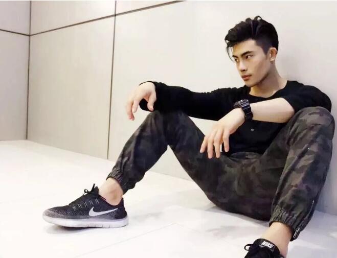 看点∣筋肉小哥的身材真的太sexxxxy了！面对这样的他没谁能不心动吧？ - 51虹马